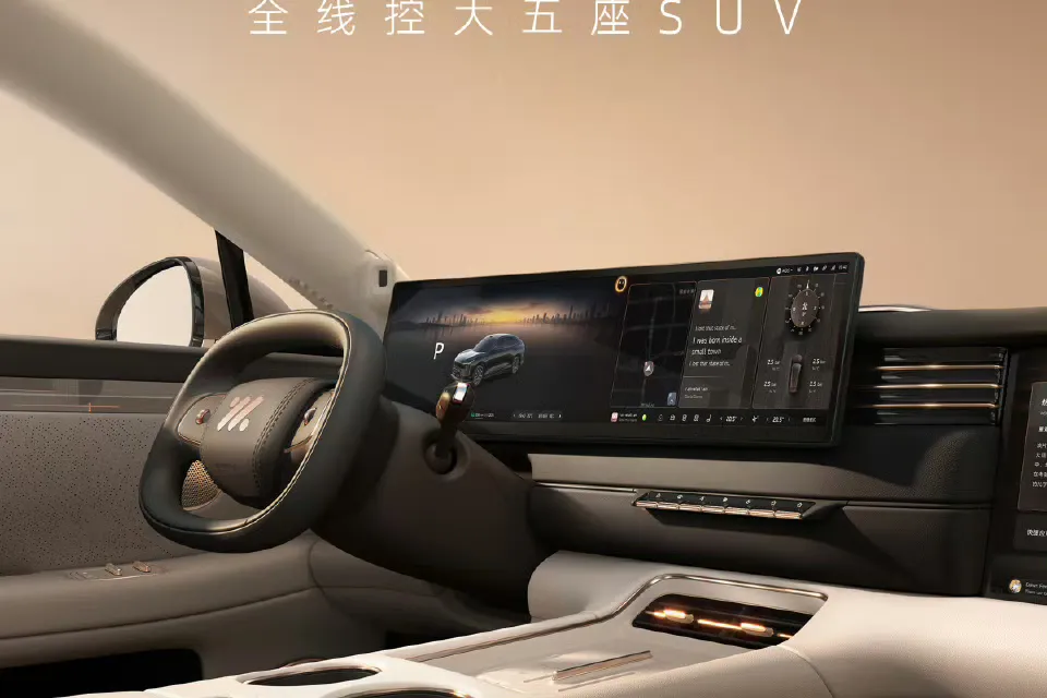 全新一代智己 LS6“象灰米”内饰官图公布，展车陆续到店